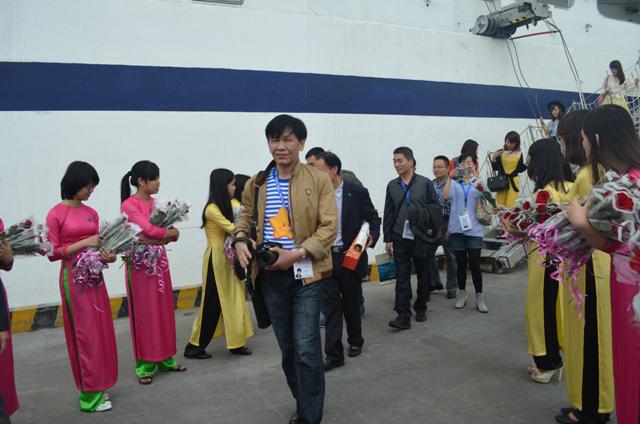 Tàu Crystal Symphony đưa 600 khách cập cảng Tiên Sa Đà Nẵng